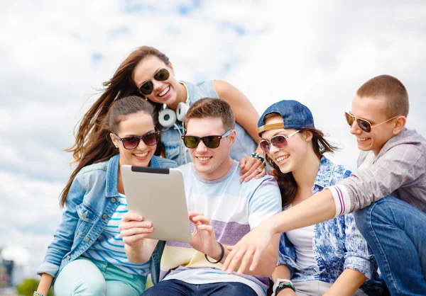 Groep van lachende tieners kijken naar tablet pc Rechtenvrije Stockfoto's