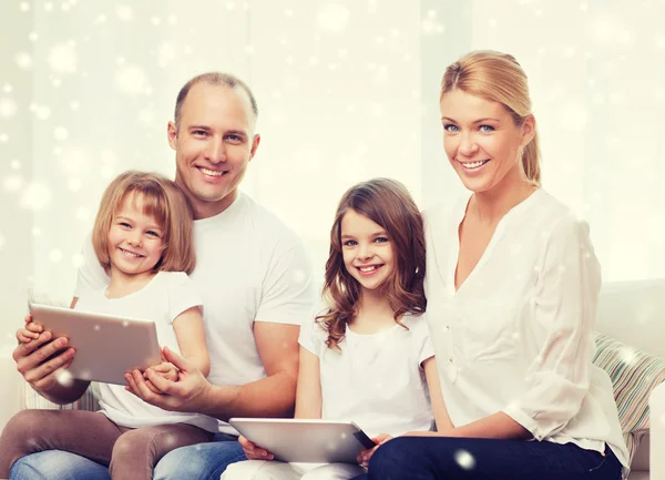Šťastná rodina s počítači tablet pc — Stock fotografie