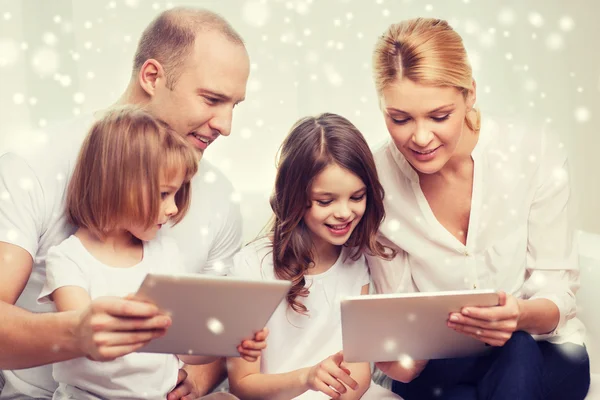 幸福的家庭，与平板 pc 电脑 — 图库照片