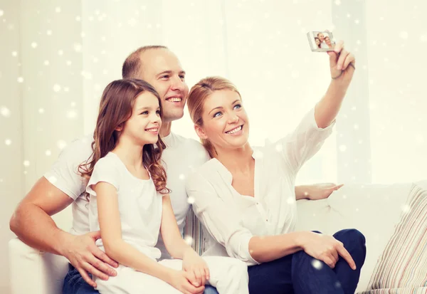 Szczęśliwa rodzina z aparatu biorąc obraz w domu — Zdjęcie stockowe