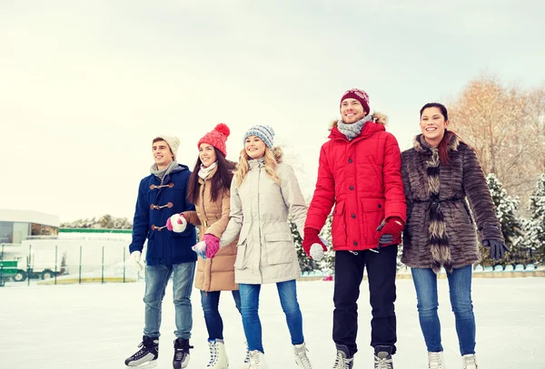 Glückliche Freunde Eislaufen auf der Eisbahn im Freien — Stockfoto