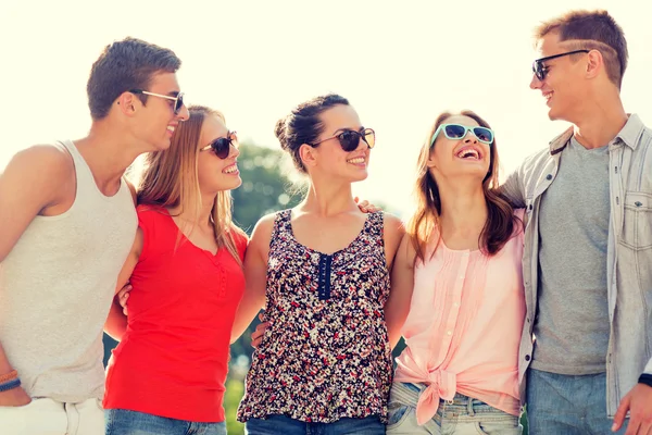 Grupa przyjaciół uśmiechający się w mieście — Zdjęcie stockowe