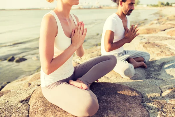 Close up van paar maken van yoga oefeningen buiten — Stockfoto