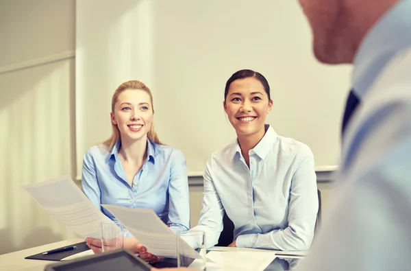 Smiling businesswomen meeting in office — Stock Photo, Image