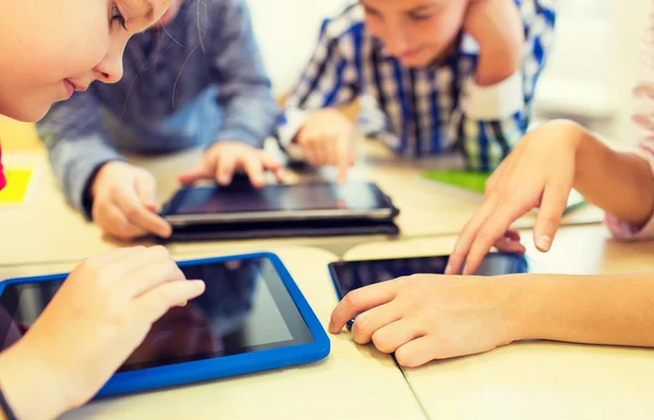 Primo piano dei bambini delle scuole che giocano con il tablet pc — Foto Stock