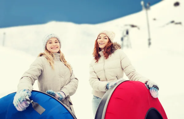 Menina feliz amigos com tubos de neve ao ar livre — Fotografia de Stock