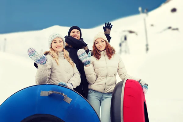 Groep lachende vrienden met sneeuw buizen — Stockfoto