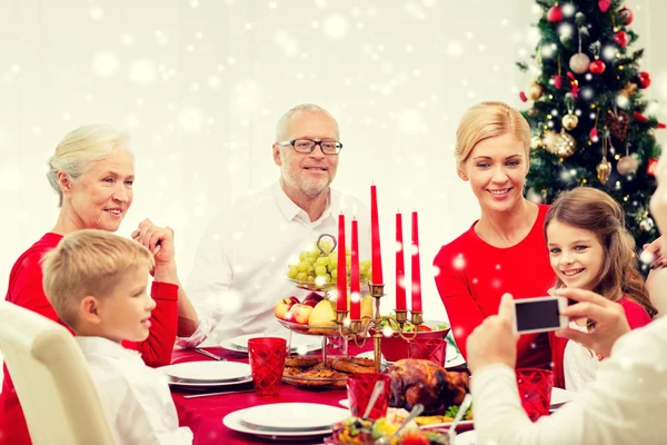 Lachende familie vakantie diner thuis hebben — Stockfoto