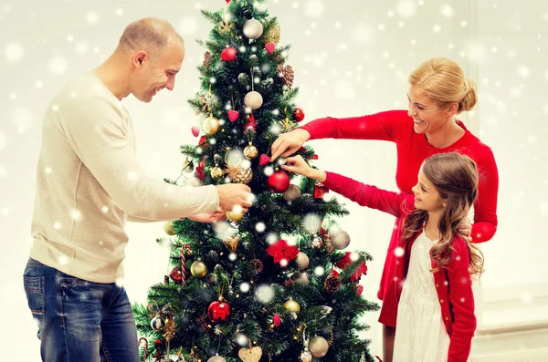 Glimlachend thuis familie decoreren kerstboom — Stockfoto