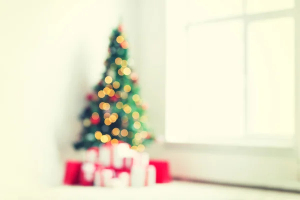 Camera con albero di Natale e presenta sfondo — Foto Stock