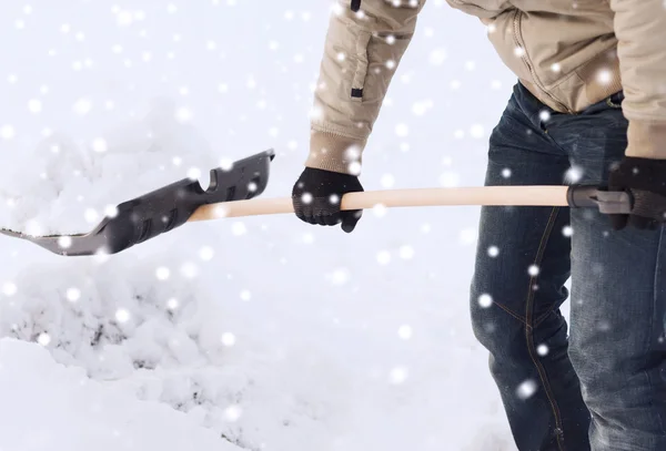 Nahaufnahme eines Mannes, der mit Schaufel Schnee schaufelt — Stockfoto