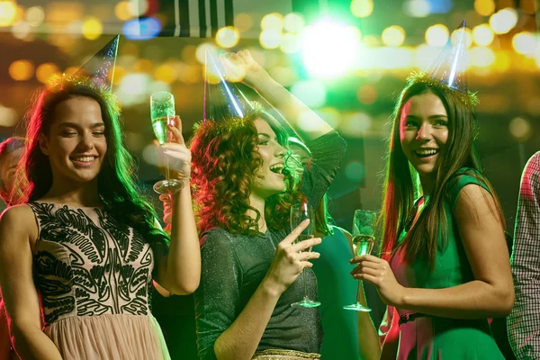 Glada vänner med glas champagne i club — Stockfoto