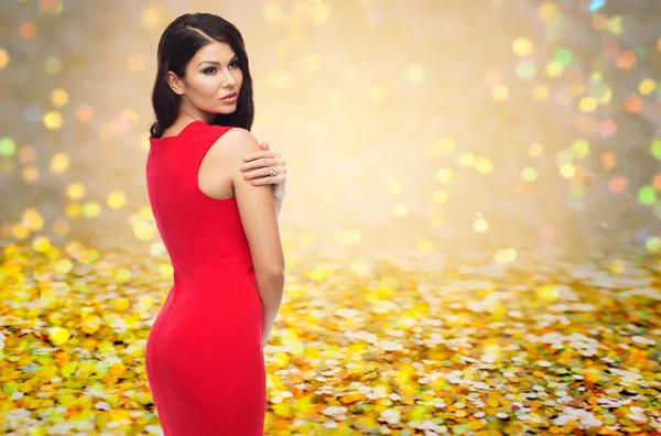 Bela mulher sexy em vestido vermelho sobre glitter — Fotografia de Stock
