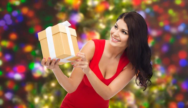 Hermosa mujer sexy en vestido rojo con caja de regalo —  Fotos de Stock