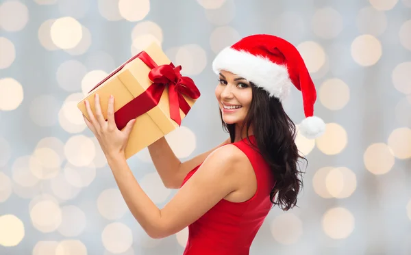 Mooie sexy vrouw in kerstmuts met een doos van de gift — Stockfoto