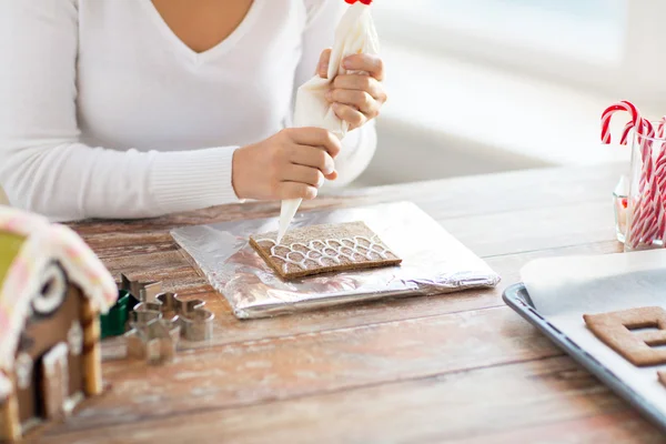 Närbild på kvinnan att göra pepparkakshus — Stockfoto