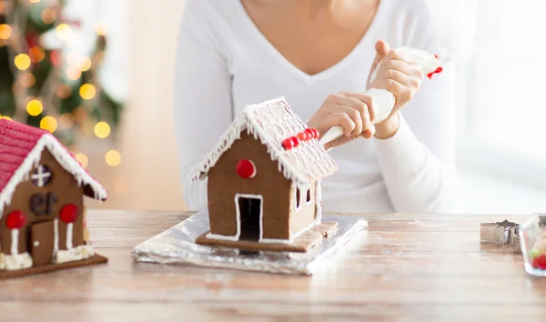 Nahaufnahme einer Frau, die Lebkuchenhäuser herstellt — Stockfoto