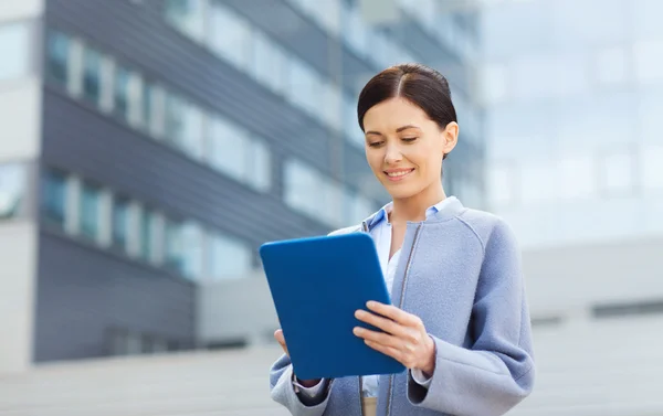 Ritratto di giovane bella donna con elegante taglio di capelli corto e gli occhi fumosi isolati su priorità bassa biancaGlimlachende zakenvrouw met tablet pc in stad — Stockfoto