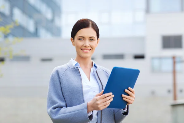 Femme d'affaires souriante avec tablette pc en ville — Photo