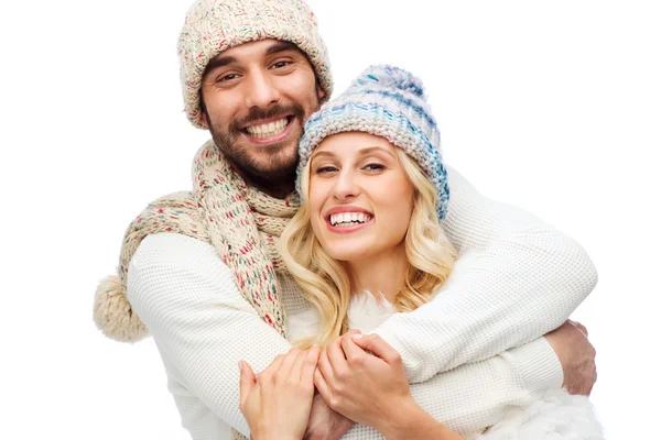 Sorrindo casal em roupas de inverno abraçando — Fotografia de Stock