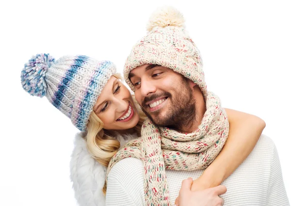 Sorrindo casal em roupas de inverno abraçando — Fotografia de Stock