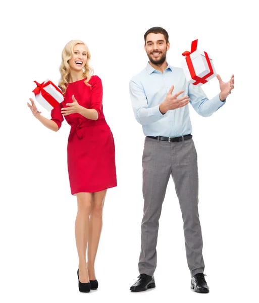 Casal feliz com caixas de presente — Fotografia de Stock