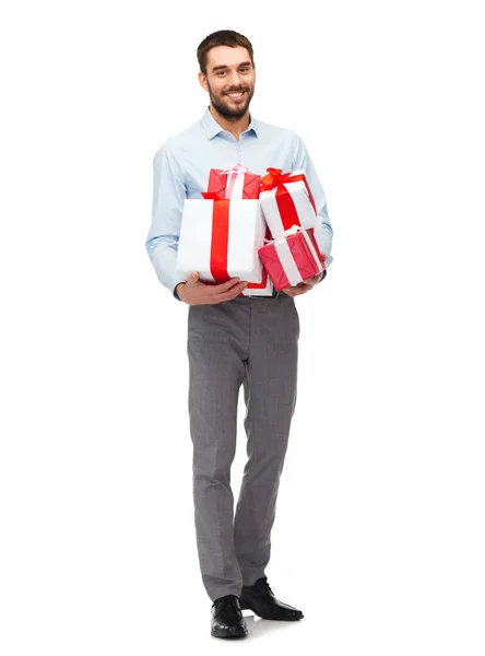 Jovem feliz segurando caixas de presente — Fotografia de Stock