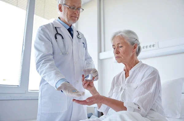 Médecin donnant des médicaments à une femme âgée à l'hôpital — Photo