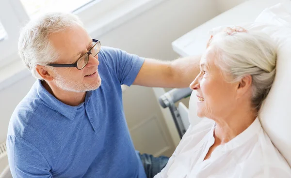 Réunion de couple senior à l'hôpital — Photo