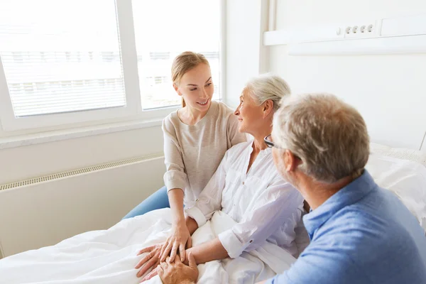 Famiglia felice visita donna anziana in ospedale — Foto Stock