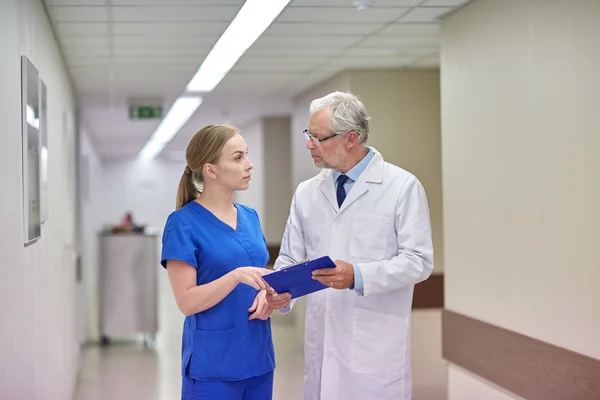 Médico senior y enfermera con tableta pc en el hospital — Foto de Stock