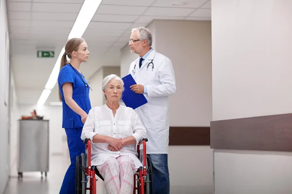 Médicos y mujeres mayores en silla de ruedas en el hospital —  Fotos de Stock