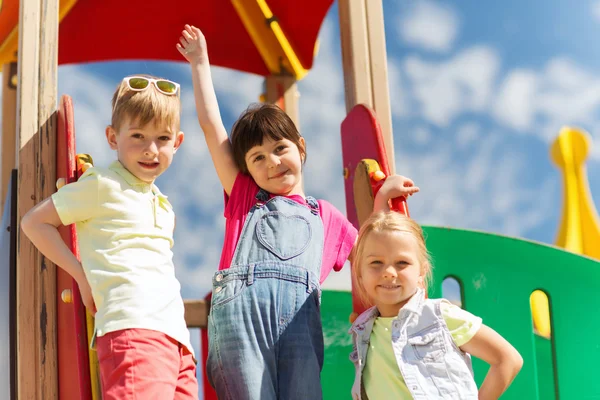 Gruppe glücklicher Kinder auf Kinderspielplatz — Stockfoto