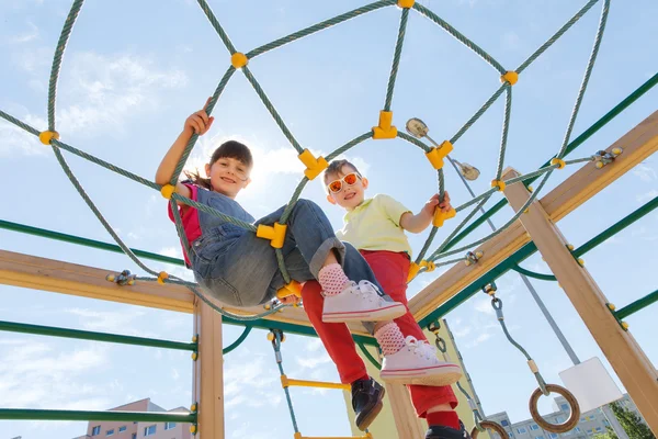 Gruppo di bambini felici nel parco giochi per bambini — Foto Stock