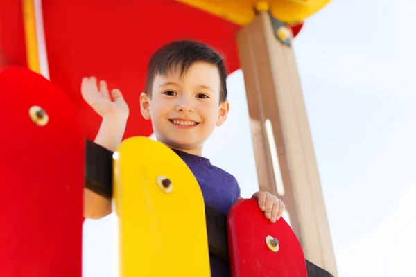 Bambino felice arrampicata sul parco giochi per bambini — Foto Stock