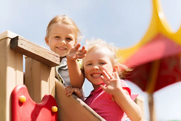 Ragazze felici che salutano le mani sul parco giochi per bambini — Foto Stock