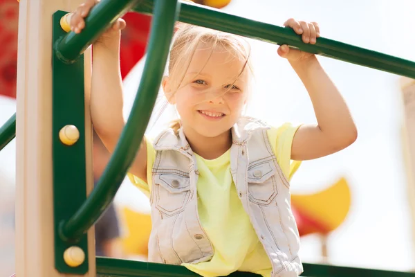 Felice bambina arrampicata sul parco giochi per bambini — Foto Stock