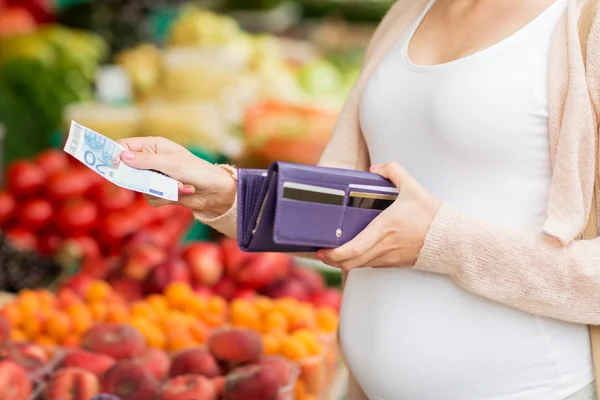 Mulher grávida com carteira comprar alimentos no mercado — Fotografia de Stock