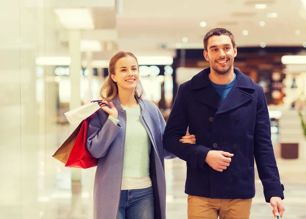 快乐的年轻夫妇，购物袋在商场里 — 图库照片