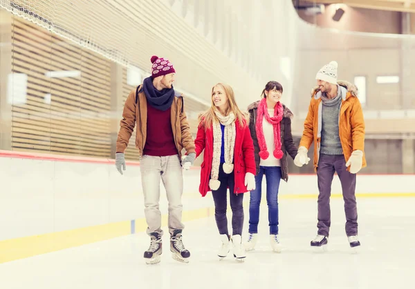 Glückliche Freunde auf der Eisbahn — Stockfoto