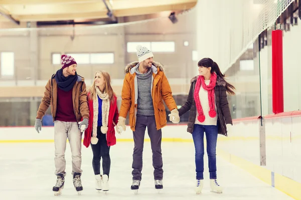 Glückliche Freunde auf der Eisbahn — Stockfoto