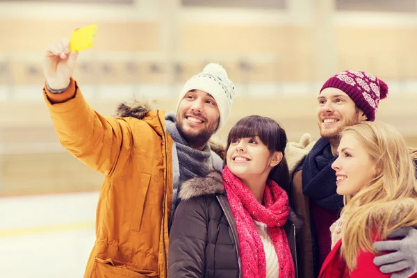 Ευτυχής φίλους ίνδυνο παγοδρόμιο selfie — Φωτογραφία Αρχείου