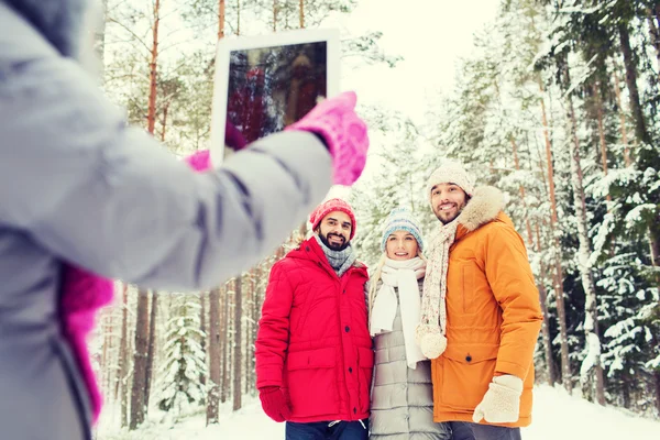 Amis souriants avec tablette pc dans la forêt d'hiver — Photo