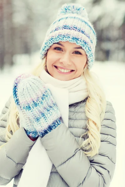 Χαμογελώντας νεαρή γυναίκα στο δάσος του χειμώνα — Φωτογραφία Αρχείου