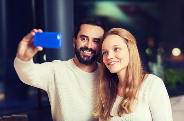 Happy couple with tablet pc and coffee at cafe — Stock Photo, Image