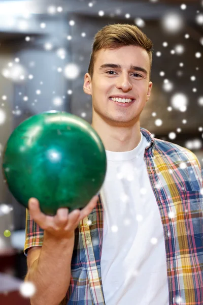 Feliz joven sosteniendo la pelota en el club de bolos — Foto de Stock