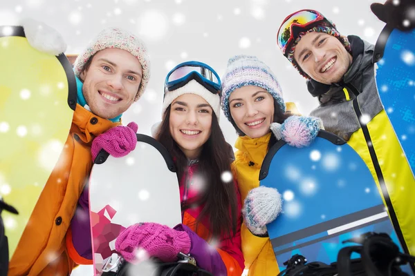 Amigos felices con tablas de snowboard —  Fotos de Stock