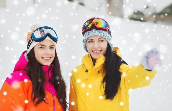 Feliz chica amigos en gafas de esquí al aire libre —  Fotos de Stock