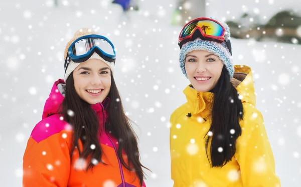 Feliz chica amigos en gafas de esquí al aire libre —  Fotos de Stock