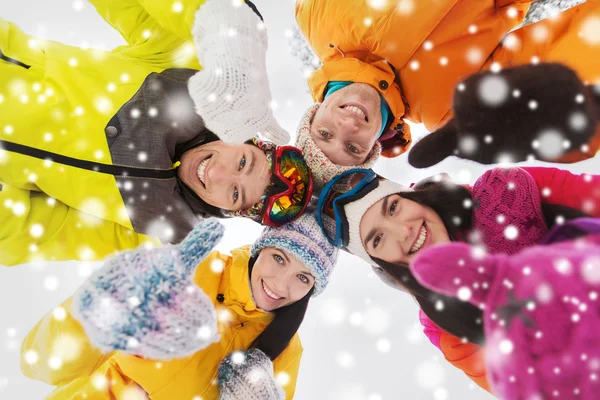 Amigos felizes em roupas de inverno ao ar livre — Fotografia de Stock